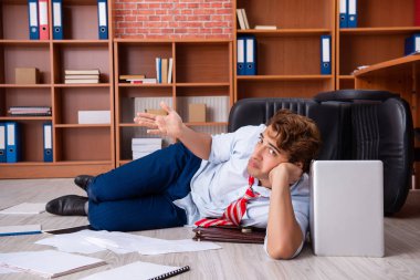 Ofiste oturan mutsuz iş adamı. 