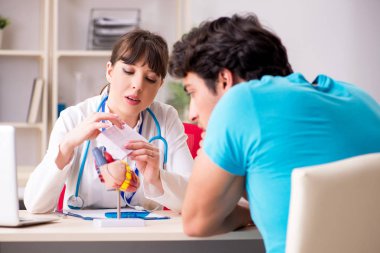 Genç hasta, doktor kardiyoloğu ziyaret ediyor. 