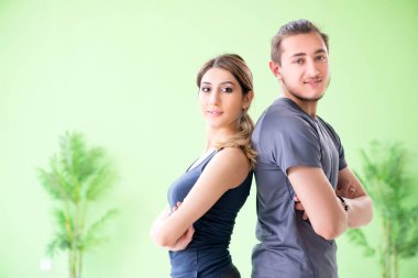 Genç kadın ve erkek spor salonunda