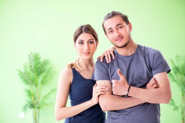 Genç kadın ve erkek spor salonunda