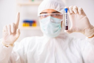 Genç yakışıklı laboratuvar asistanı hastanede kan örnekleri test ediyor. 