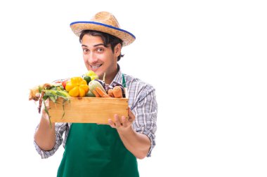 Beyaz arka planda taze ürünleri olan genç çiftçi.