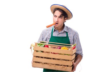 Beyaz arka planda taze ürünleri olan genç çiftçi.