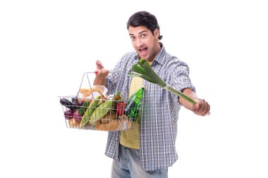 Bakkal alışverişi yapan genç bir adam.