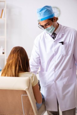 Genç kadın ziyaret erkek doktor otolaryngologist