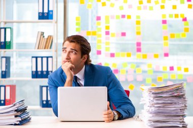 Ofiste çalışan meşgul işadamı