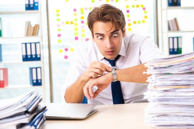 Ofiste çalışan meşgul işadamı