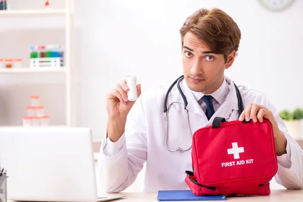 Junger Arzt Mit Verbandskasten Krankenhaus — Stockfoto