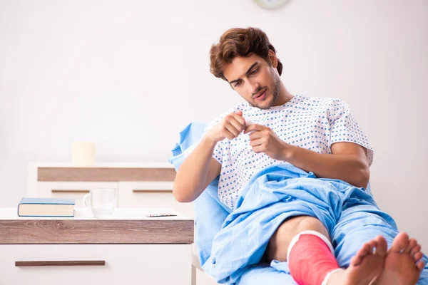 Sérült férfi várakozás kezelés a kórházban — Stock Fotó