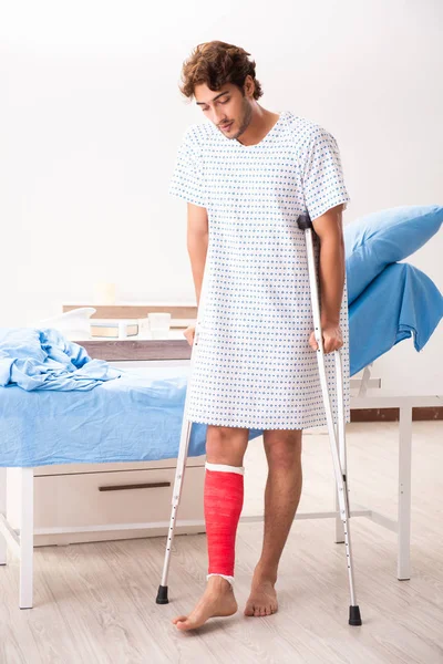 Verletzter Mann wartet auf Behandlung im Krankenhaus — Stockfoto