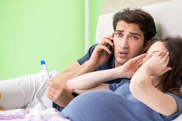 Joven marido cuidando de su esposa embarazada — Foto de Stock