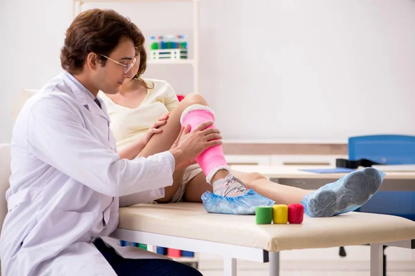 Giovane donna in visita medico traumatologo — Foto Stock