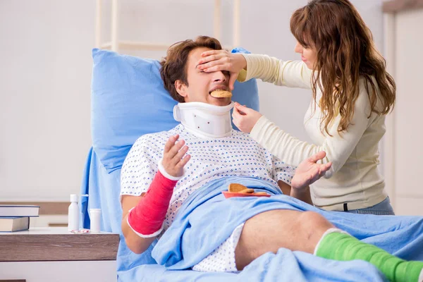 Hastanede yaralı kocayla ilgilenen sevgili bir eş. 