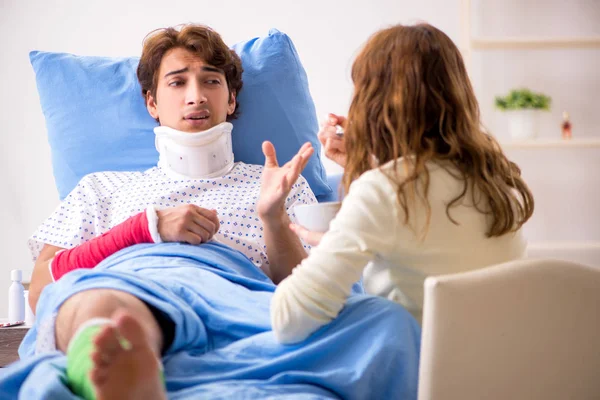 Hastanede yaralı kocayla ilgilenen sevgili bir eş. 