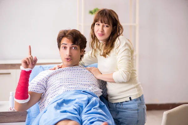 Älskade fru tar hand om skadad make på sjukhus — Stockfoto