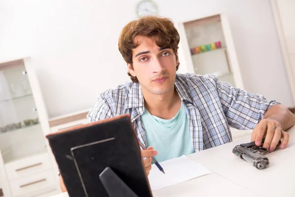 Junger Mann wegen Beziehung zerbrochen — Stockfoto