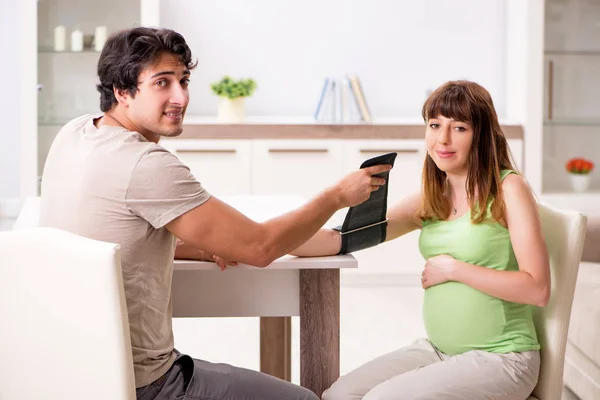 임신 한 남편의 혈압을 검사하는 모습 — 스톡 사진