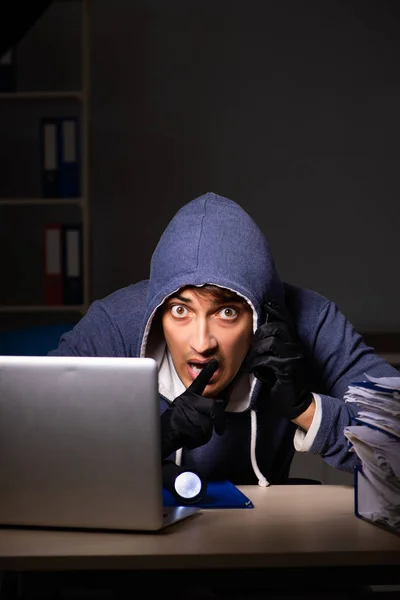 Ladrão tentando roubar dados pessoais no conceito de roubo de identidade — Fotografia de Stock