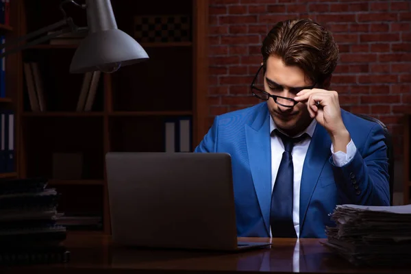 Jungunternehmer arbeitet nachts im Büro — Stockfoto