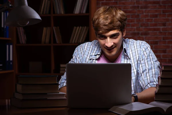 Giovane studente bello preparare per gli esami di notte — Foto Stock