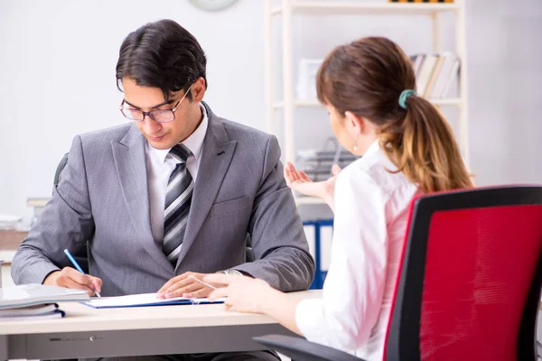 Man and woman discussing in office — Stock Photo, Image