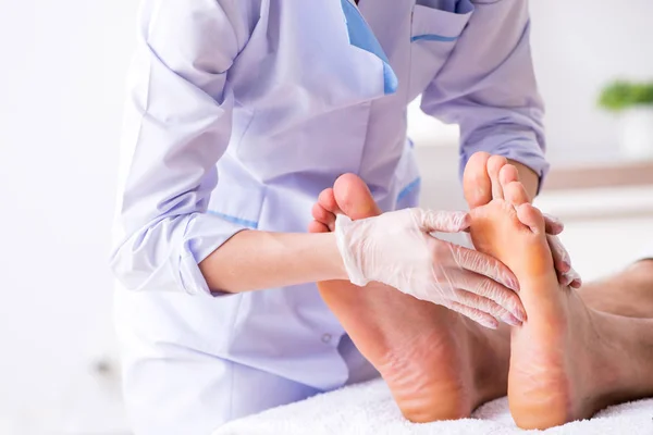 Podologe behandelt Füße während des Eingriffs — Stockfoto