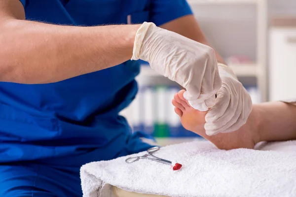 Podiatrist treating feet during procedure — Stock Photo, Image