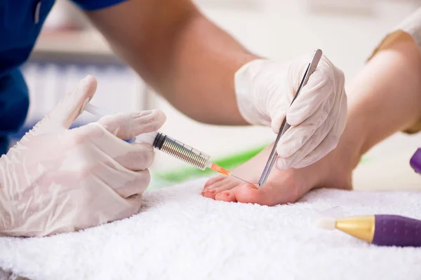 Podiatrist treating feet during procedure — Stock Photo, Image