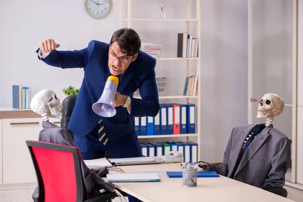 Patron ve iskeletlerle tuhaf bir iş görüşmesi.