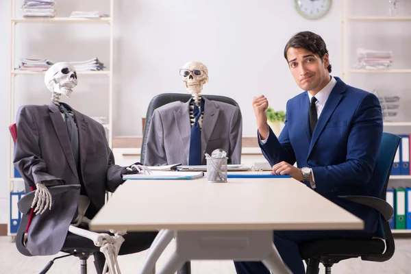 Roligt affärsmöte med chef och skelett — Stockfoto