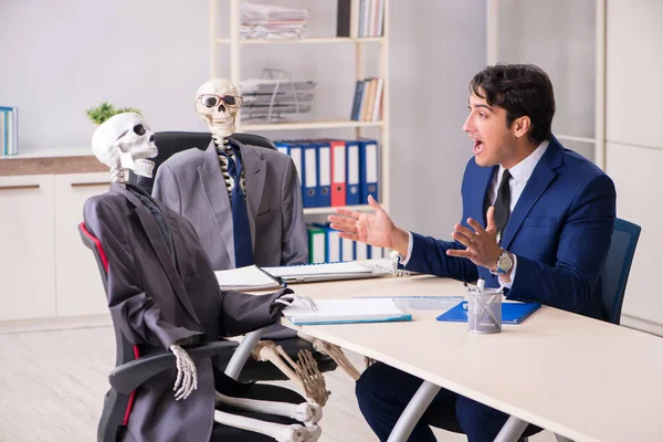 Lustiges Geschäftstreffen mit Chef und Skeletten — Stockfoto