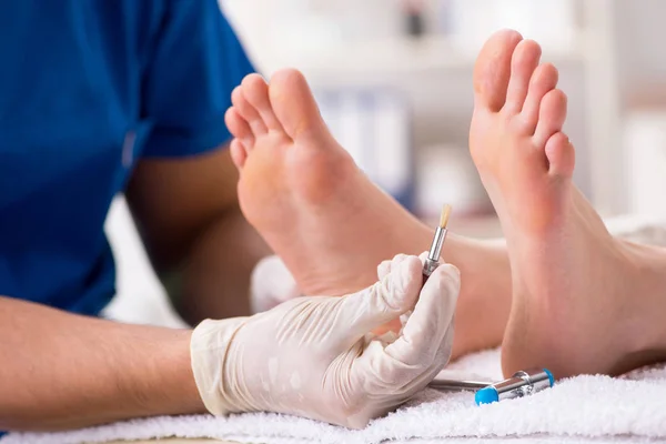 Podólogo tratando os pés durante o procedimento — Fotografia de Stock