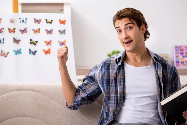 Estudiante entomólogo estudiando nuevas especies de mariposas —  Fotos de Stock