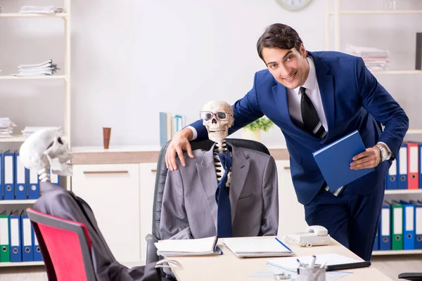 Vicces üzleti találkozó a főnökkel és a csontvázakkal. — Stock Fotó