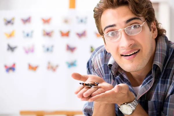 Estudiante entomólogo estudiando nuevas especies de mariposas —  Fotos de Stock