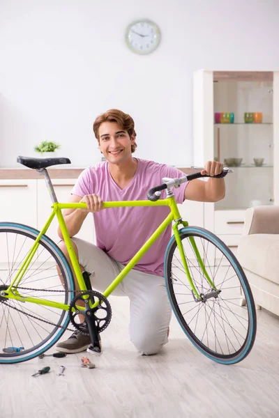 Kırık bisikletini tamir eden adam.