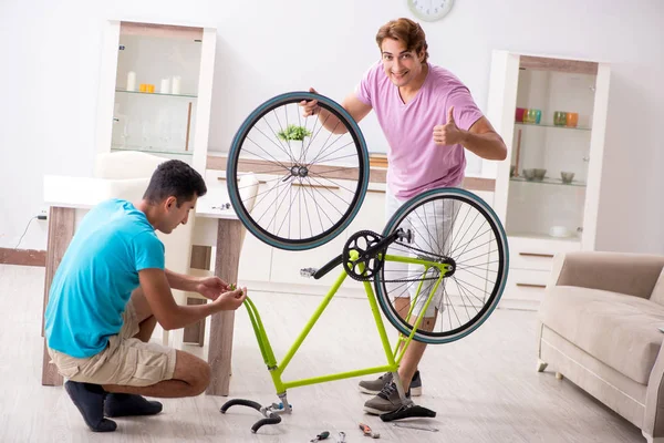 Kırık bisikletini tamir eden adam.