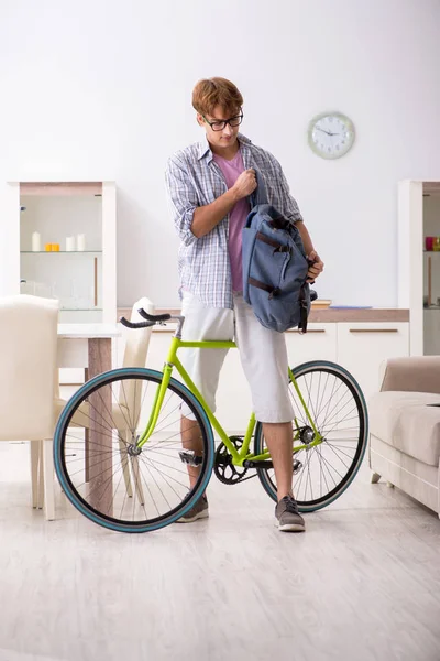 Studerande pendlar till universitetet med cykel — Stockfoto