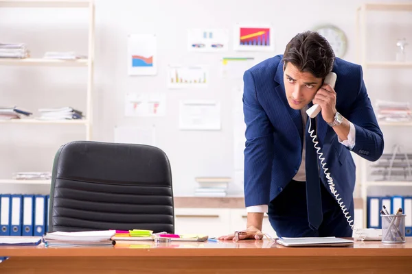 Genç yakışıklı satış elemanı ofiste çalışıyor.