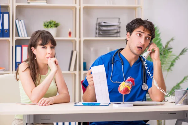 Paciente joven que visita al médico cardiólogo — Foto de Stock