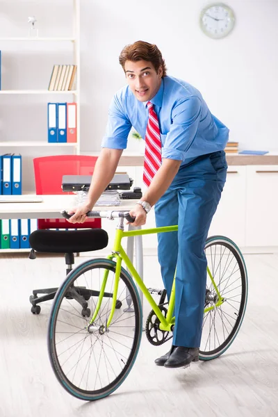 Joven hombre de negocios con bicicleta para viajar a la oficina —  Fotos de Stock