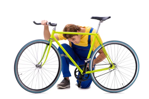 Homem reparando sua bicicleta isolada no fundo branco — Fotografia de Stock