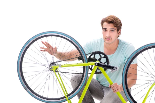 Homem reparando sua bicicleta isolada no fundo branco — Fotografia de Stock