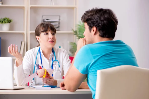 Paciente jovem cardiologista visitante — Fotografia de Stock