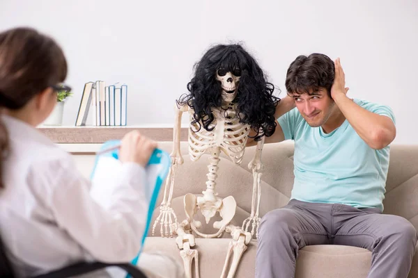 Jonge patiënt op bezoek bij psycholoog voor therapie — Stockfoto