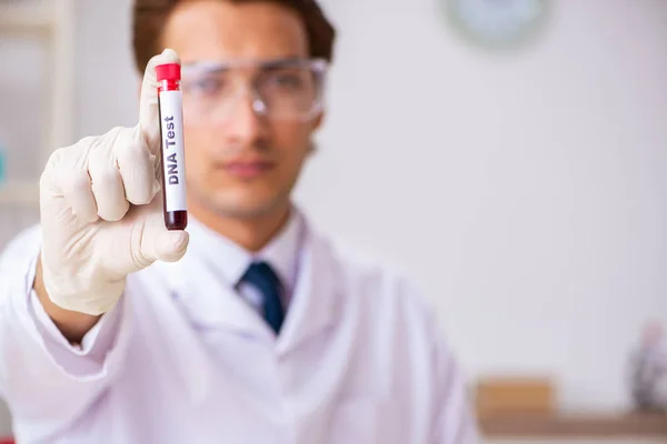若いですハンサムな研究室のアシスタントは、病院で血液サンプルをテスト — ストック写真