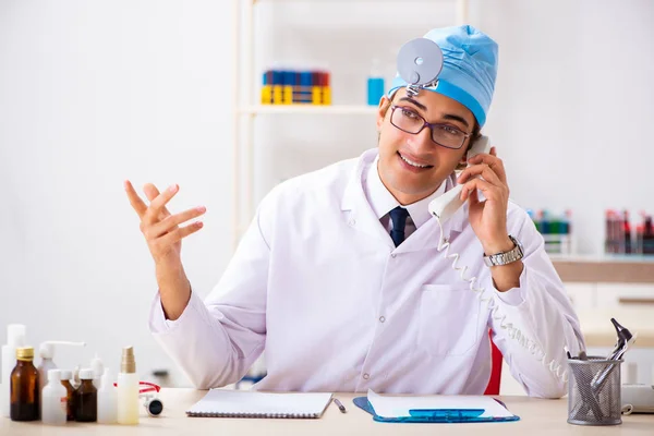 Ung manlig läkare otolaryngologist arbetar på sjukhuset — Stockfoto