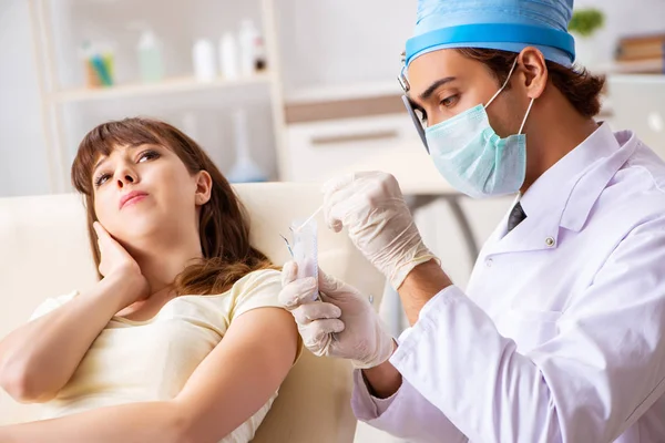 Young woman visting male doctor otolaryngologist — Stock Photo, Image