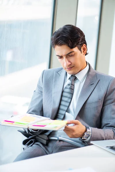 Jonge succesvolle zakenman werkt op kantoor — Stockfoto