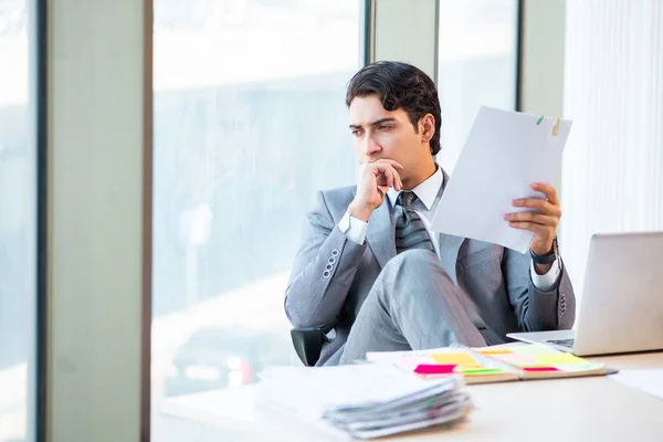 Jonge succesvolle zakenman werkt op kantoor — Stockfoto